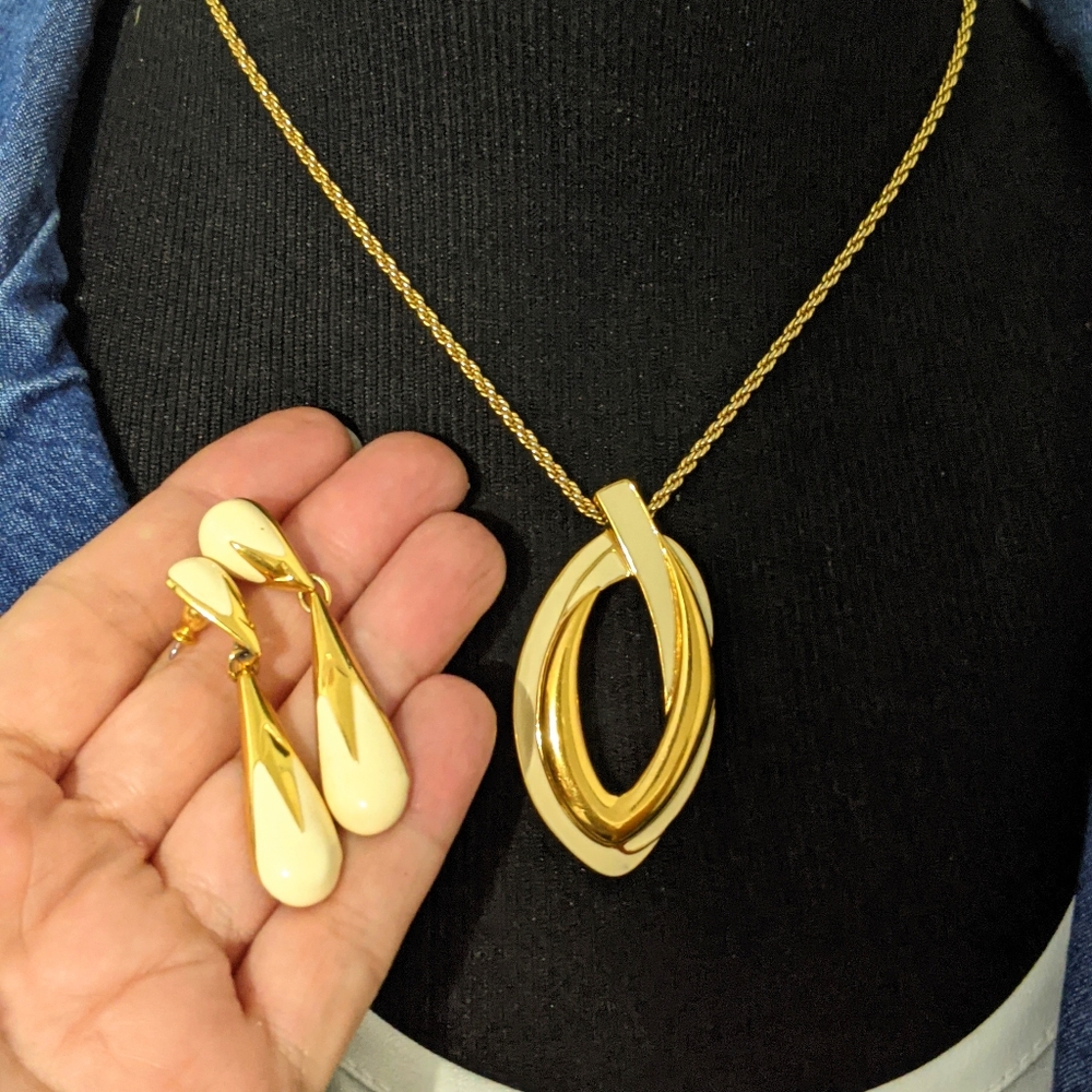 Signed Monet Gold Tone And Cream Enamel Pendant And Necklace Jewelry Set